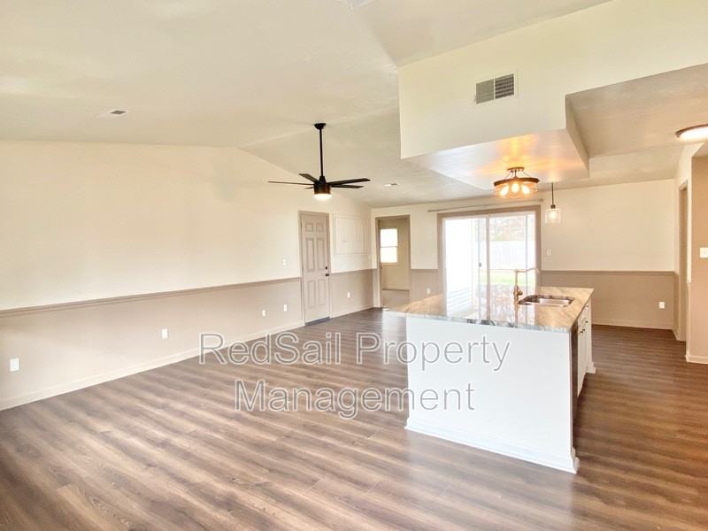 725 Chatsworth Dr - Photo 3 of 21