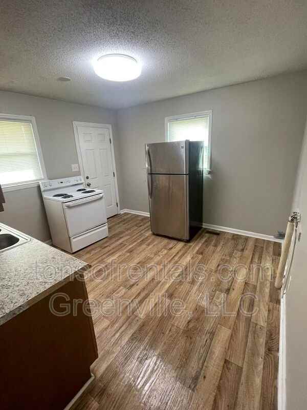 731 Fairfax St - Photo 4 of 8