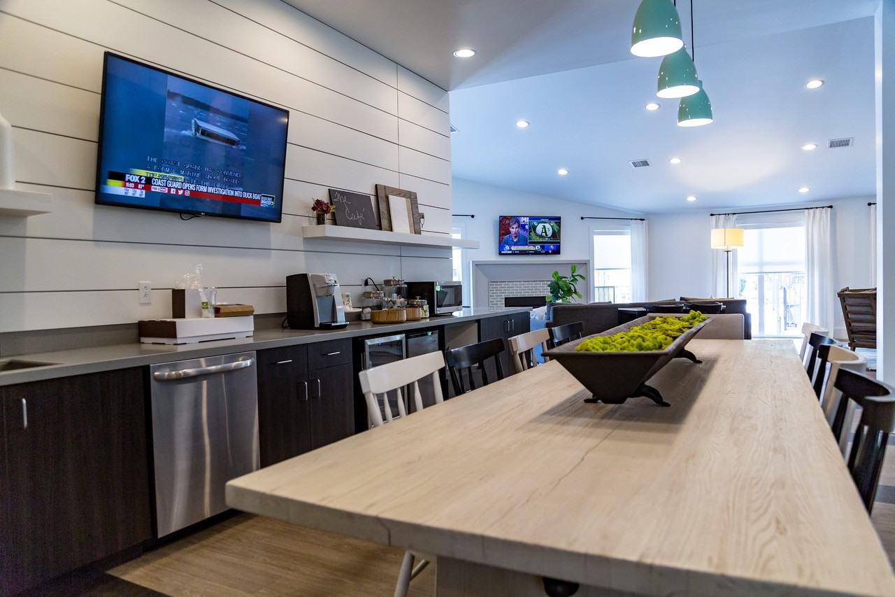 Metro on 5th - Photo 7 of 48