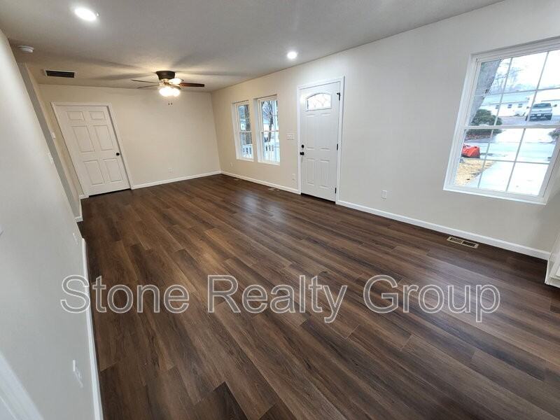 2400 N 26th St - Photo 4 of 14