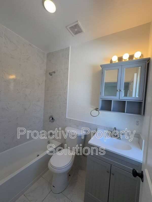 730 N Main St #4 - Photo 4 of 46