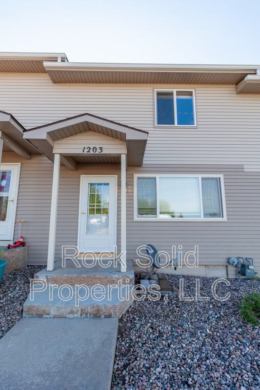 1203 Crook Ave - Photo 2 of 25