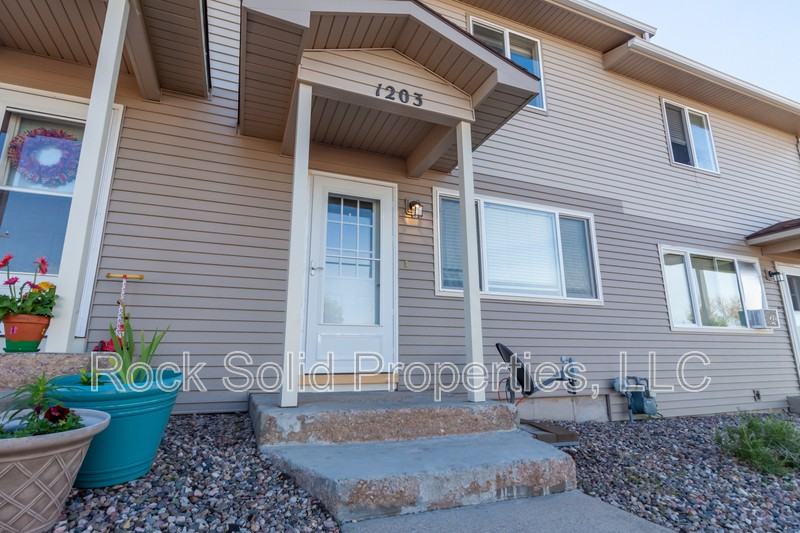 1203 Crook Ave - Photo 4 of 25