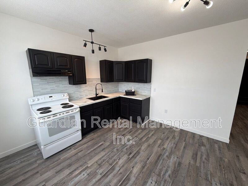 140 Frederica St E #6 - Photo 6 of 16