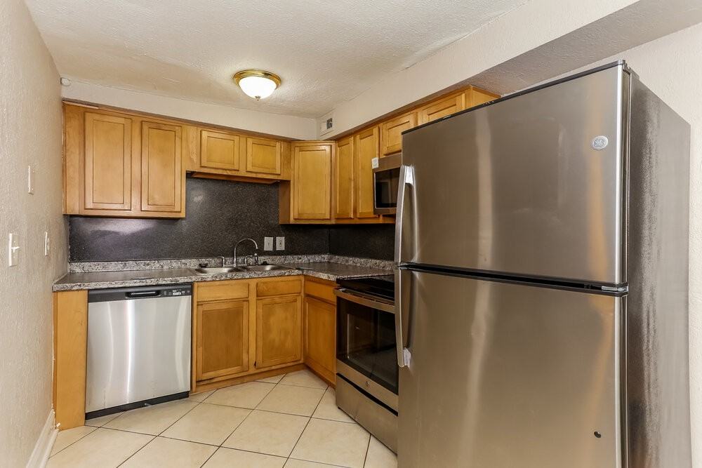 1458 W 19th St - Photo 7 of 16