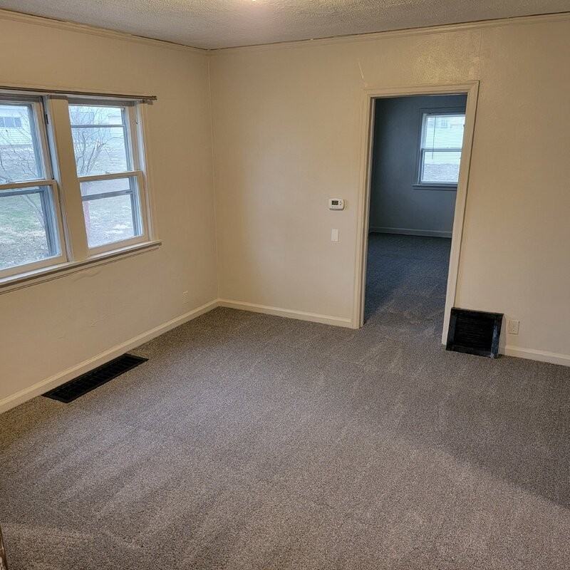 1211 Lewis Ave - Photo 4 of 8