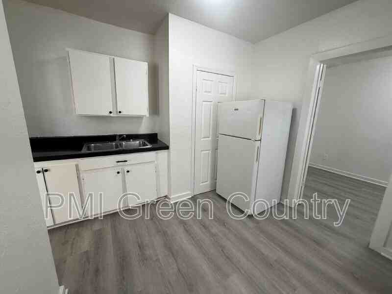 2430 E Pine St - Photo 4 of 11