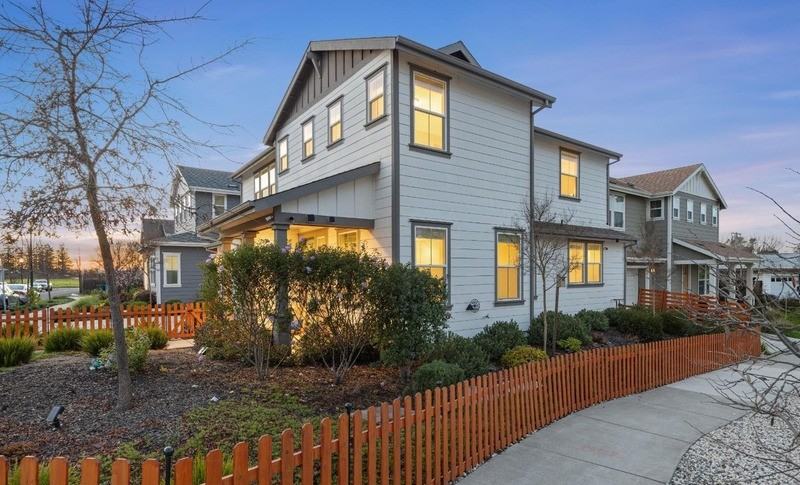 1747 Linden Ln - Photo 2 of 28