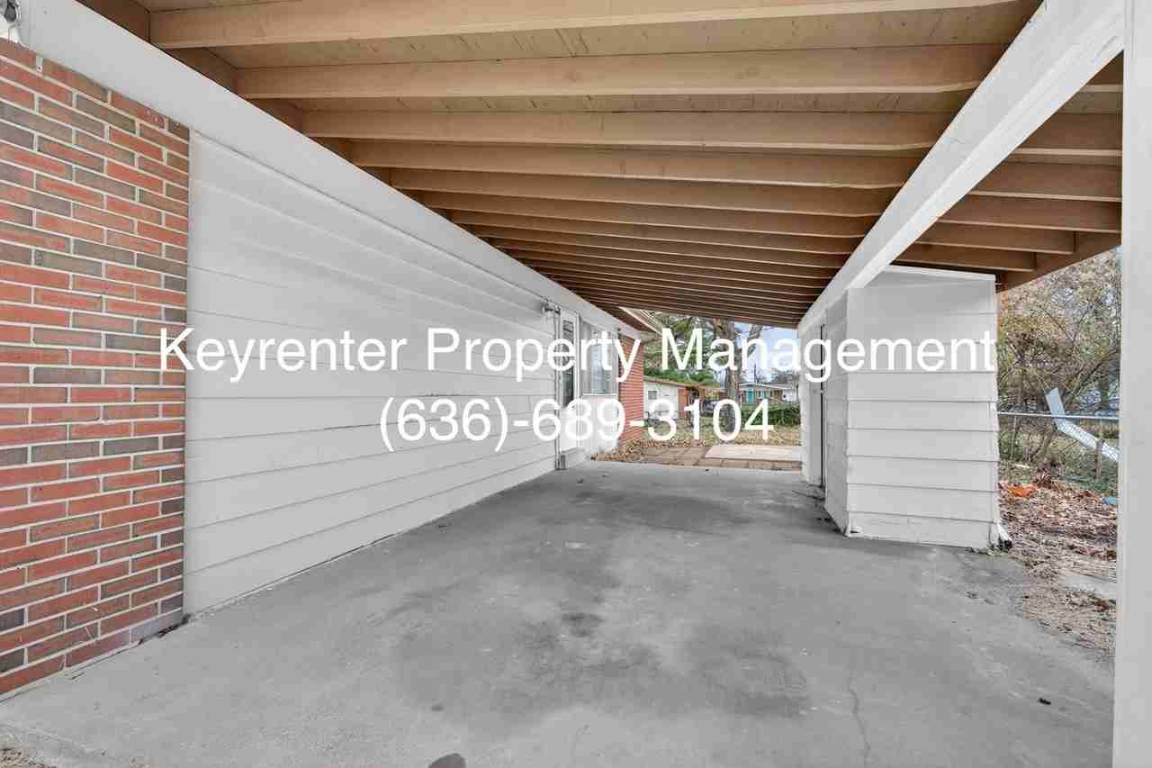 900 Paddock Dr - Photo 3 of 31