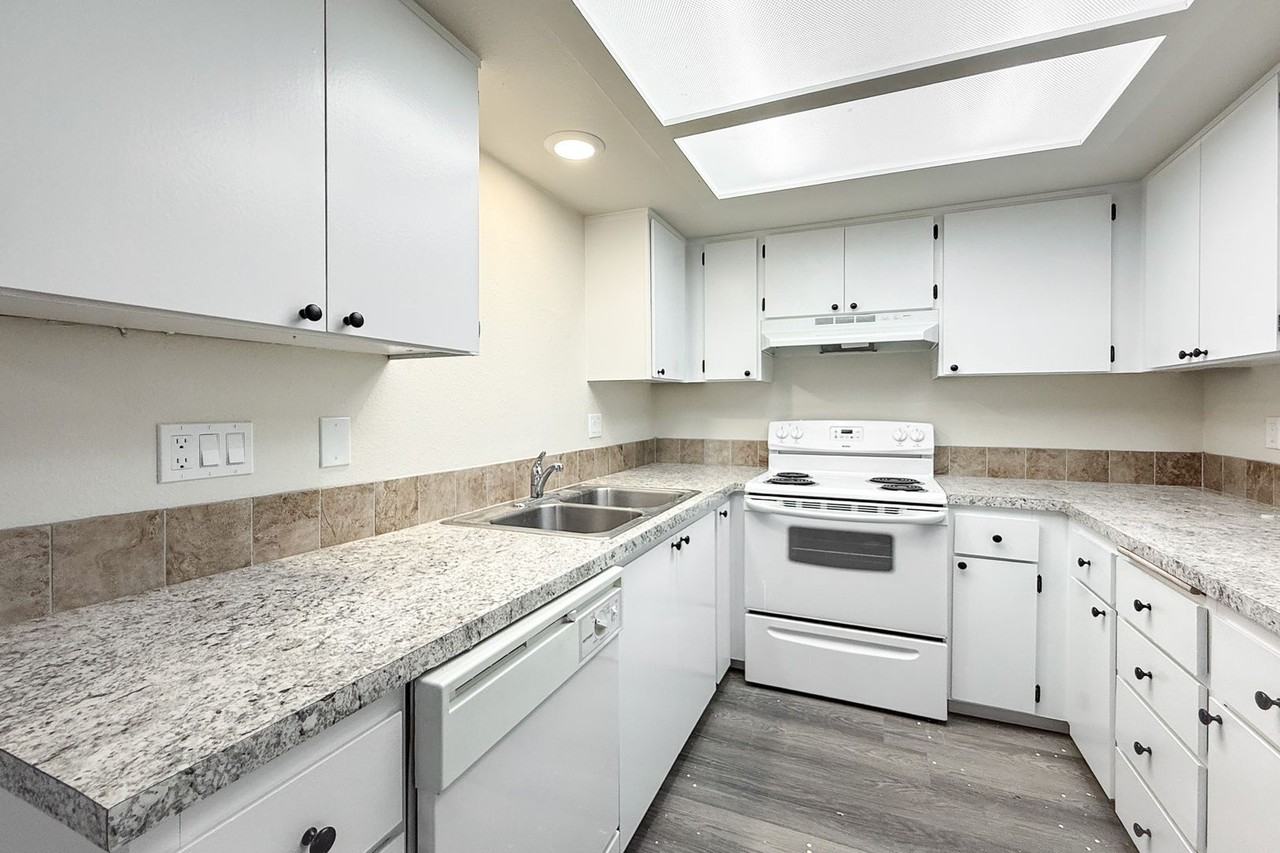 Avalon Court Apartments - Photo 6 of 36