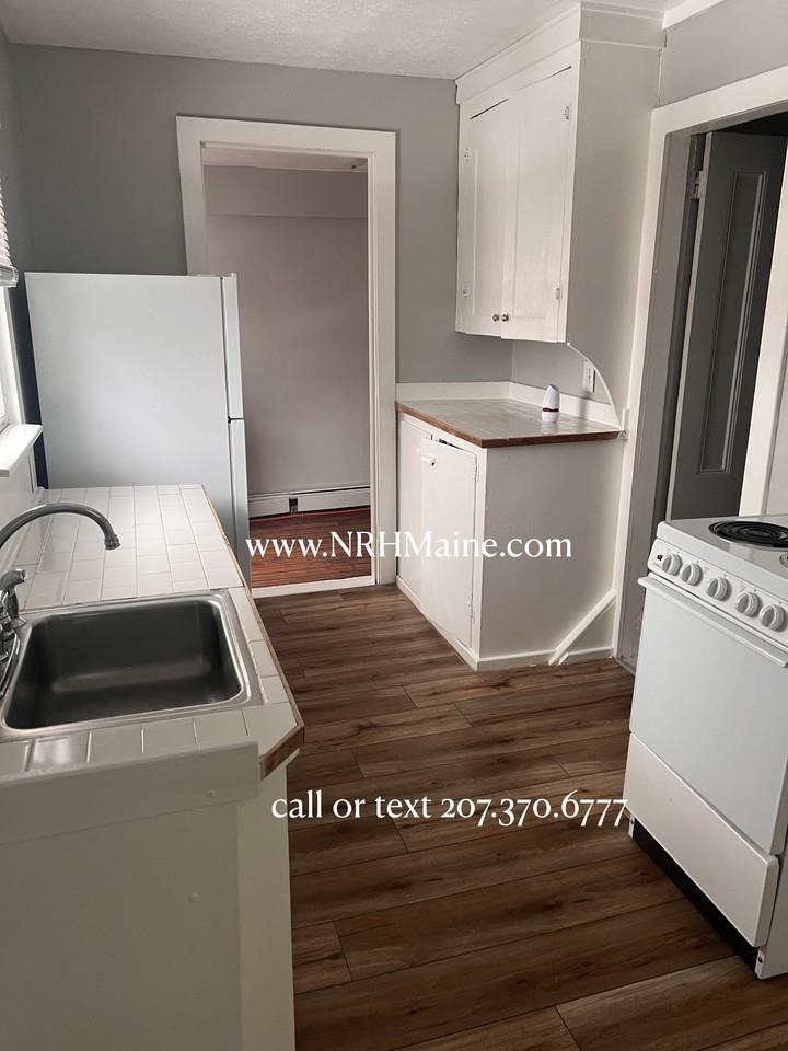 300 Court Street - Photo 3 of 5