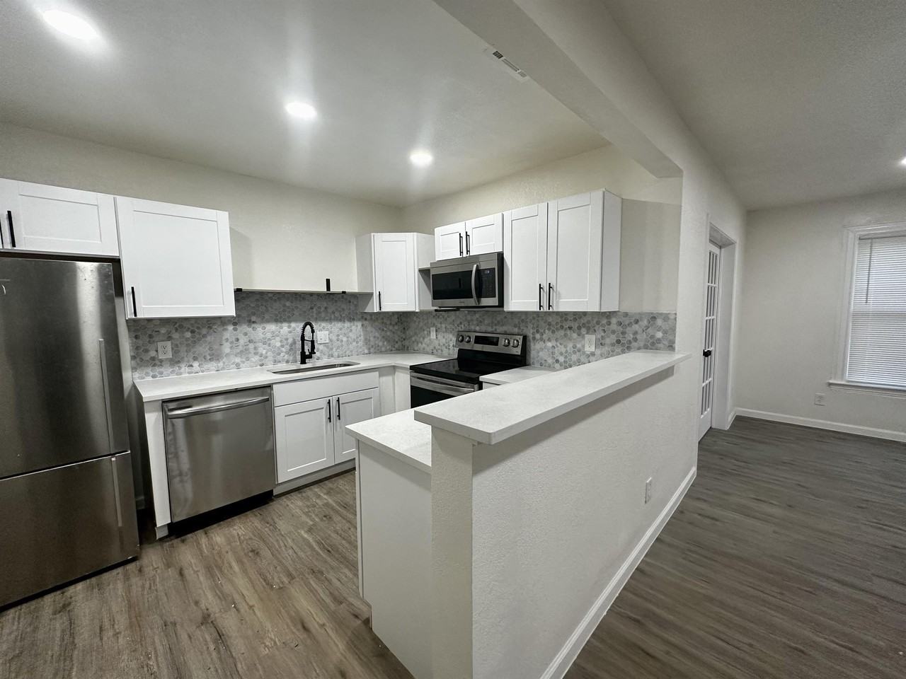 5934 Victor Street - Photo 5 of 19