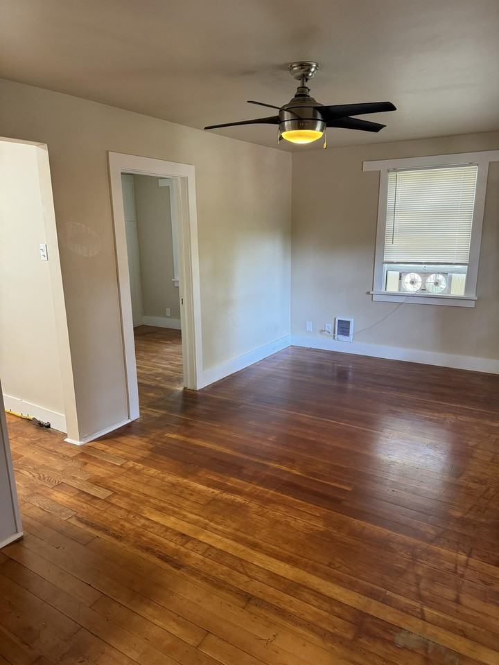 406 Northwest Wall Street #7 - Photo 2 of 10