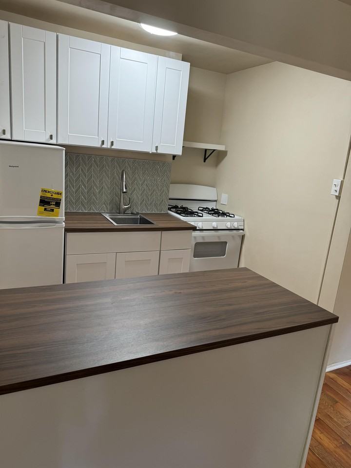 406 Northwest Wall Street #7 - Photo 6 of 10