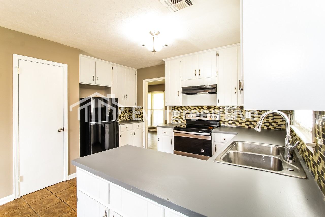 1913 Alderpoint Dr - Photo 3 of 15