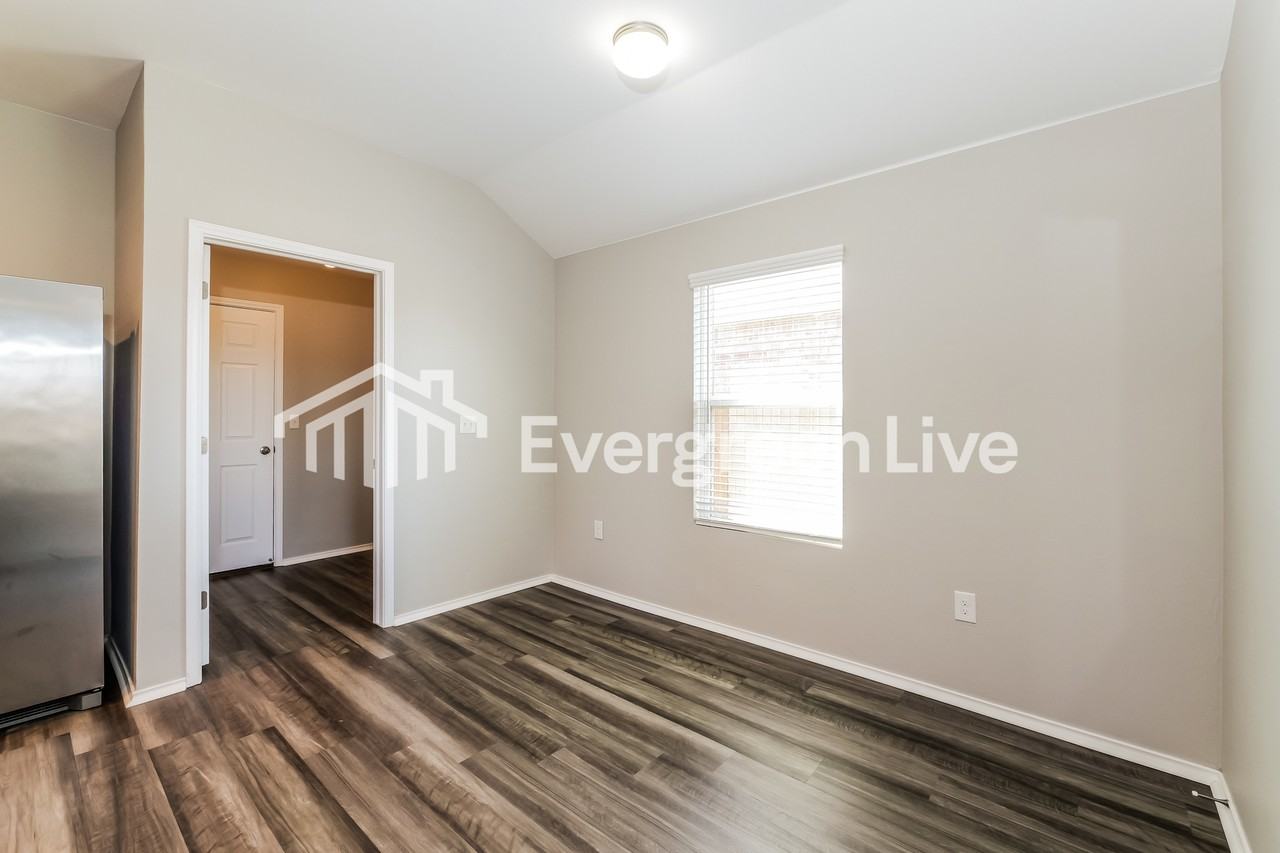 11505 Nw 100th St - Photo 4 of 15