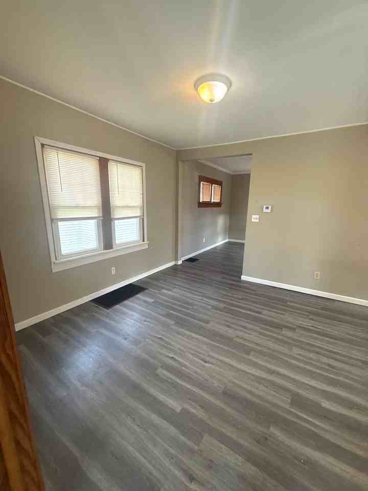 106 Harrington St - Photo 4 of 12