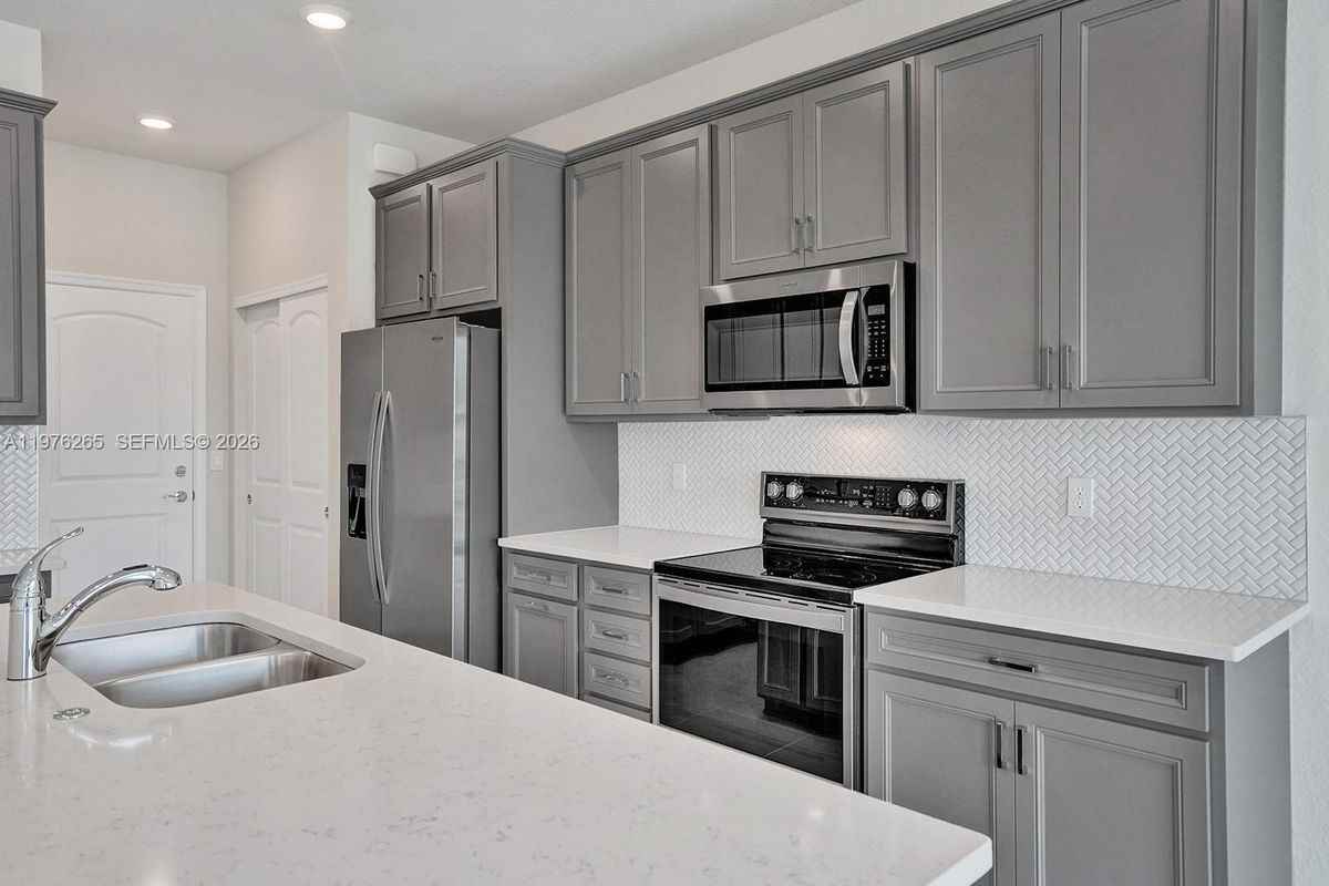 2202 Appleton Cir S - Photo 3 of 25