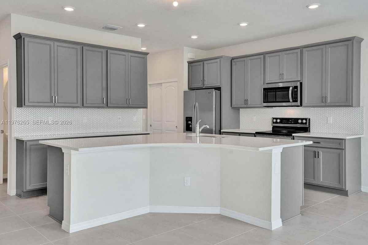 2202 Appleton Cir S - Photo 4 of 25