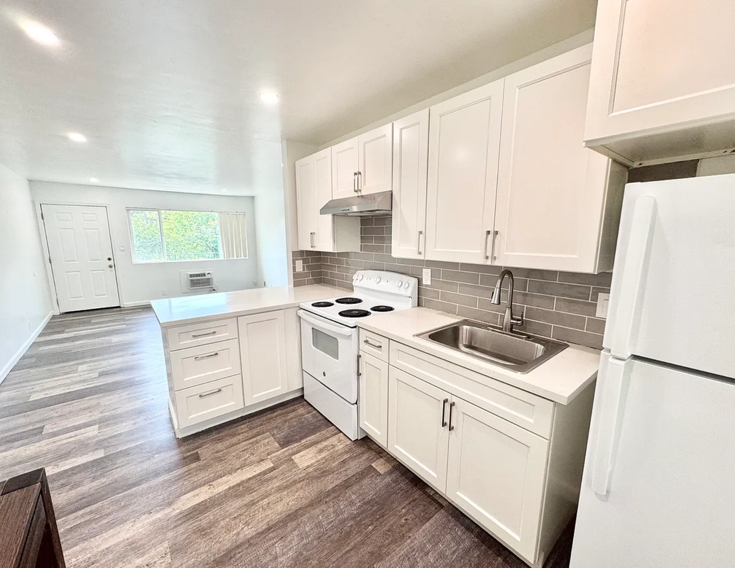 805 11th St - Photo 3 of 4