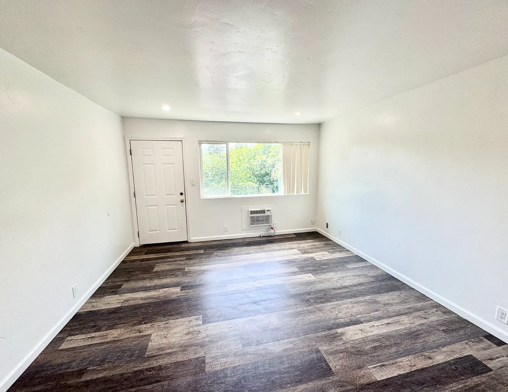 805 11th St - Photo 4 of 4