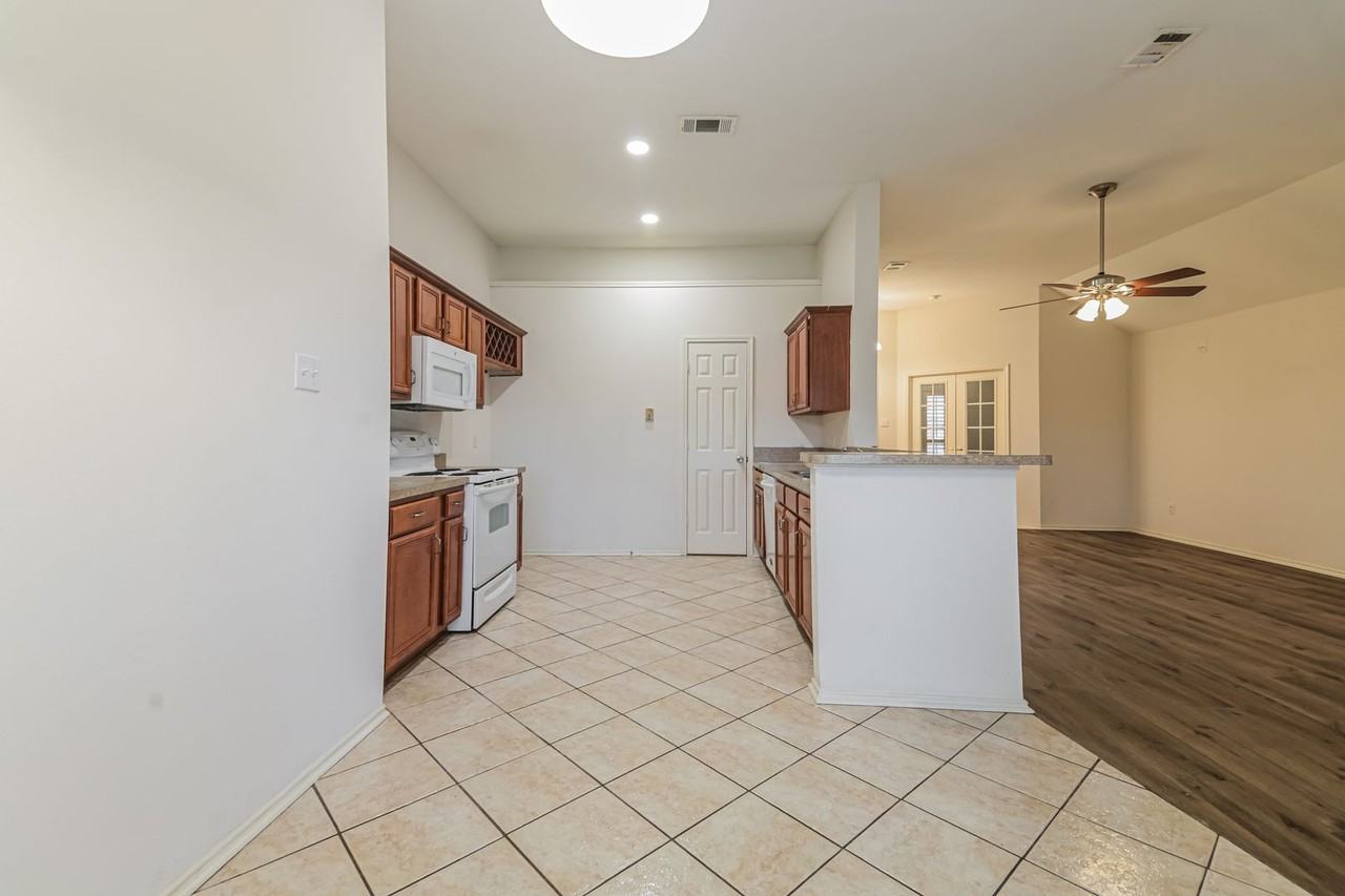 504 Meadow Ln - Photo 7 of 16