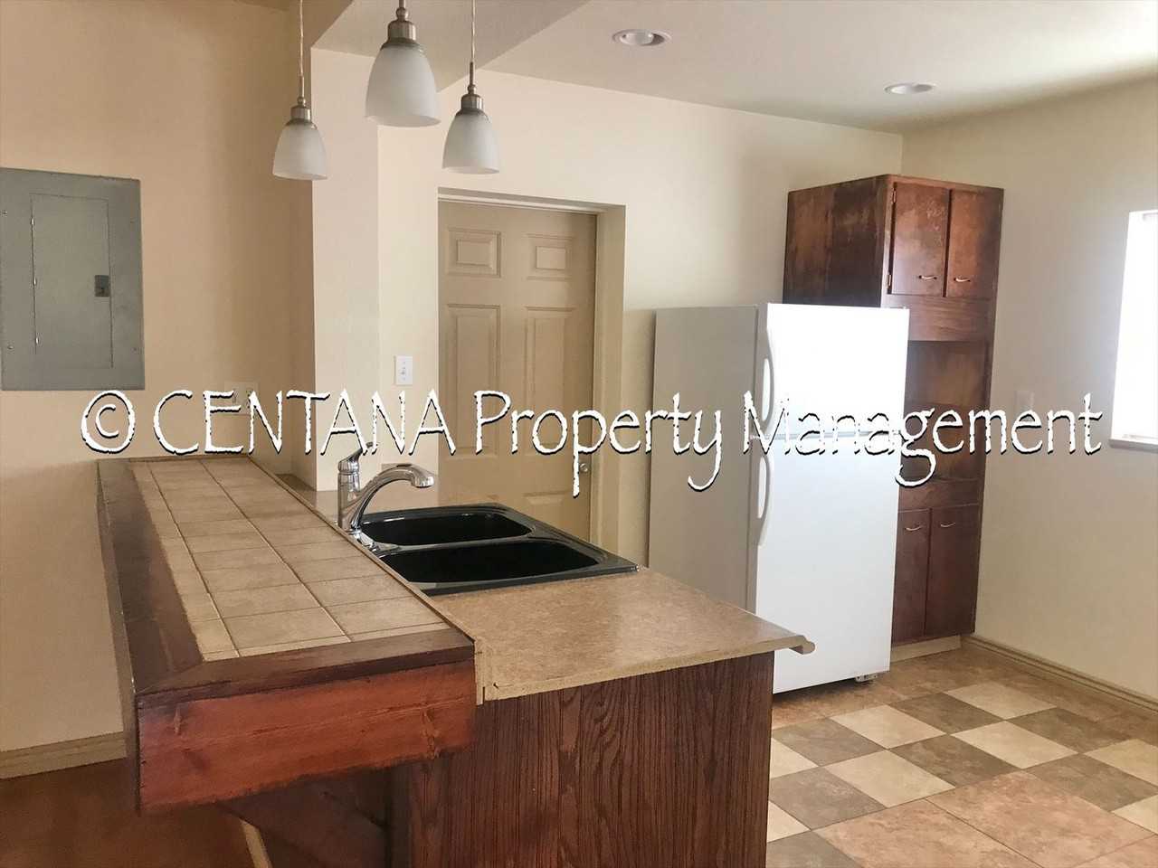 1028 Gaylord St - Photo 5 of 10