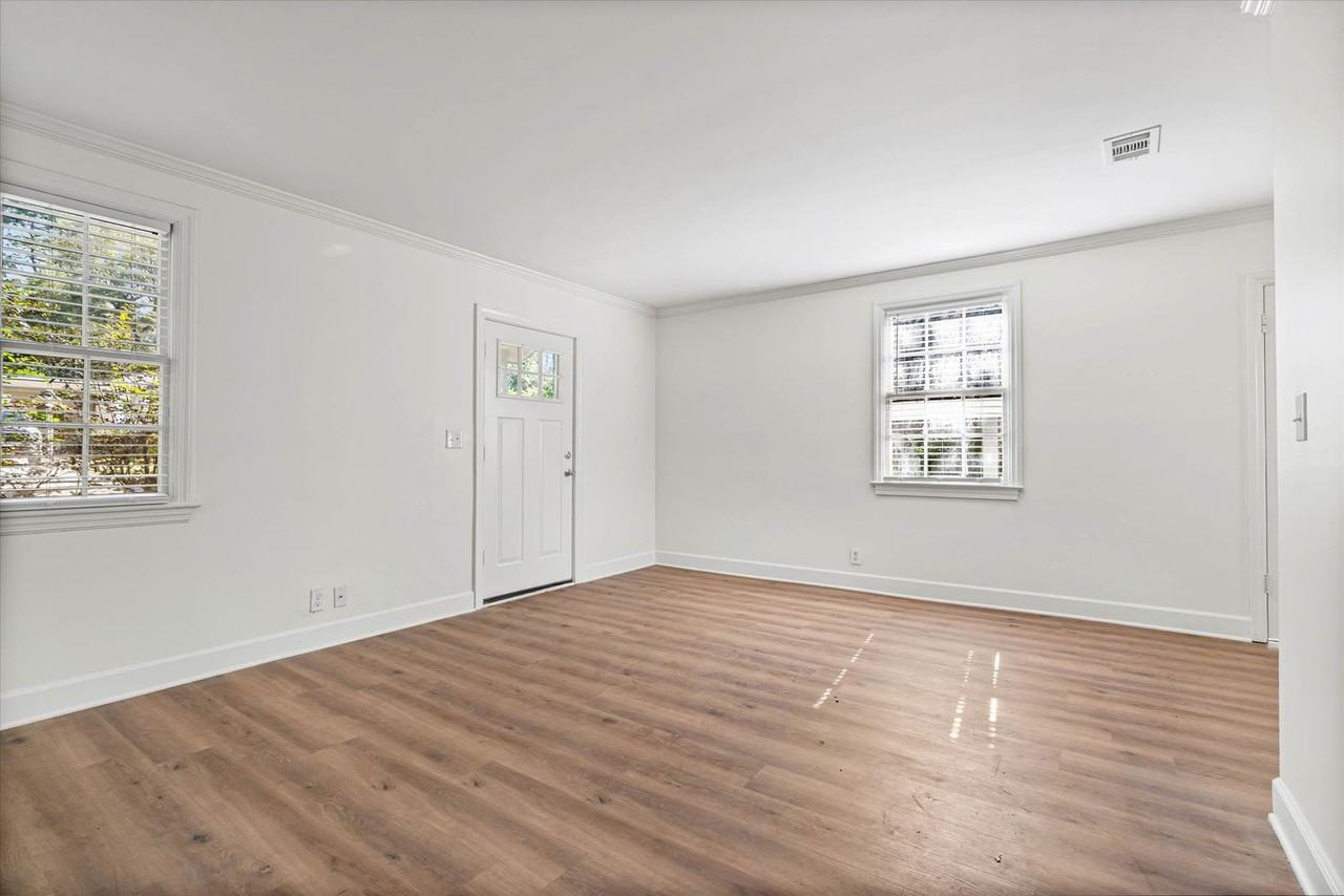 5213 Pineview Ln S - Photo 3 of 22