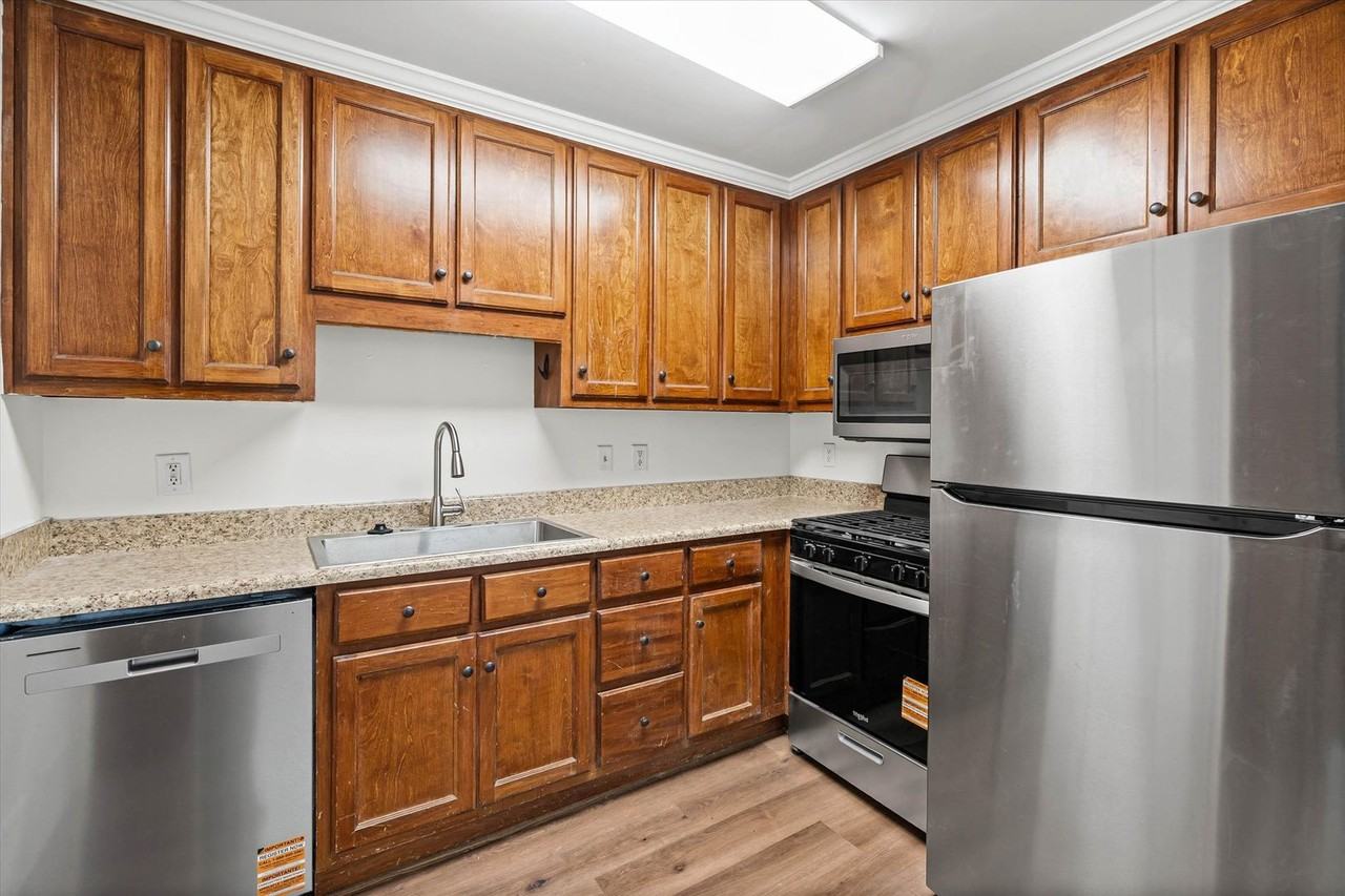 5213 Pineview Ln S - Photo 5 of 22