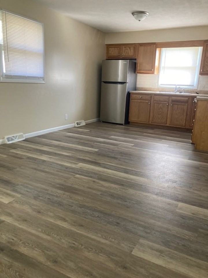 2466 S Holland Ave - Photo 3 of 18