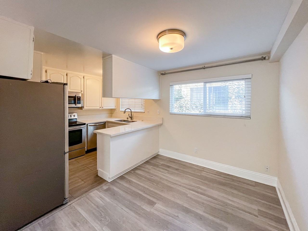 888 Victor Ave - Photo 4 of 18