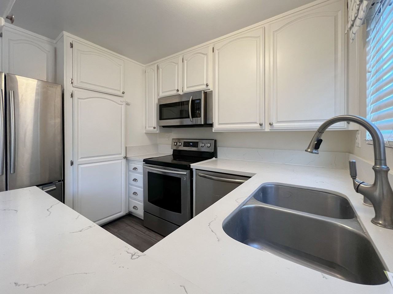 888 Victor Ave - Photo 5 of 18