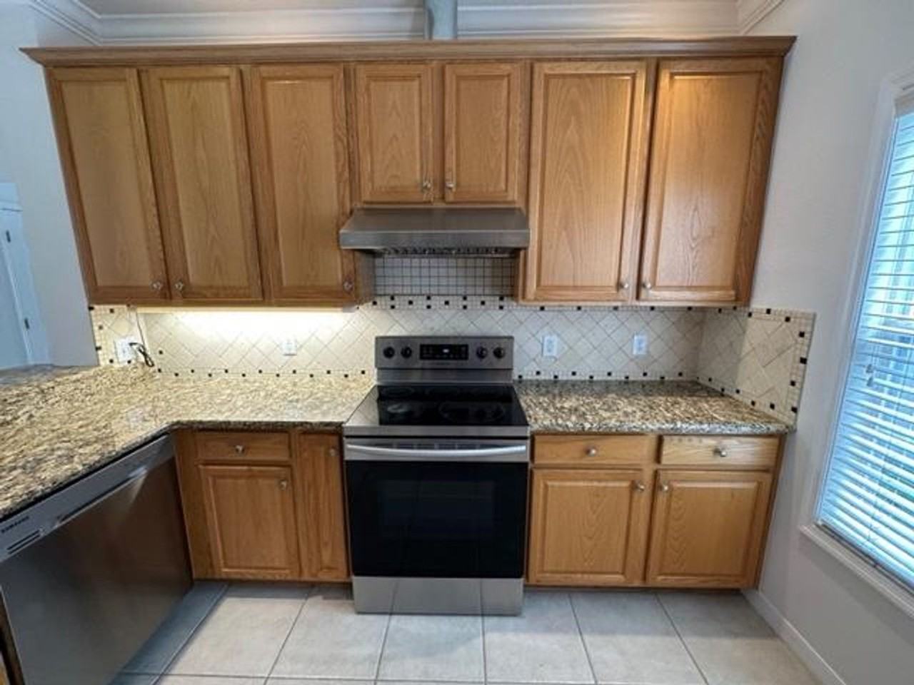 1005 Wiregrass St - Photo 7 of 31