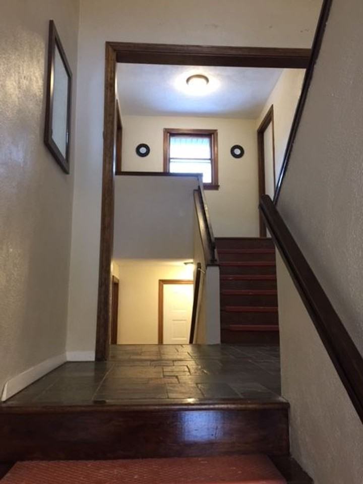 Two Bedroom unit, hot water included, free storage, porch, laundry, parking - Photo 5 of 10