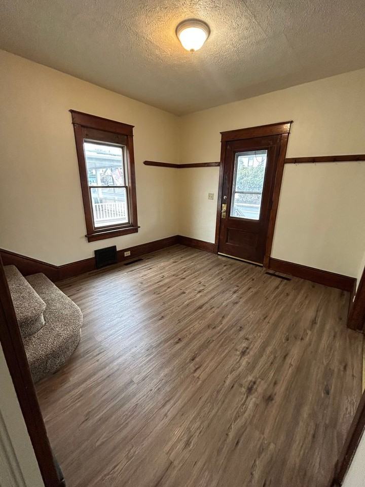 587 N Courtland St - Photo 2 of 10