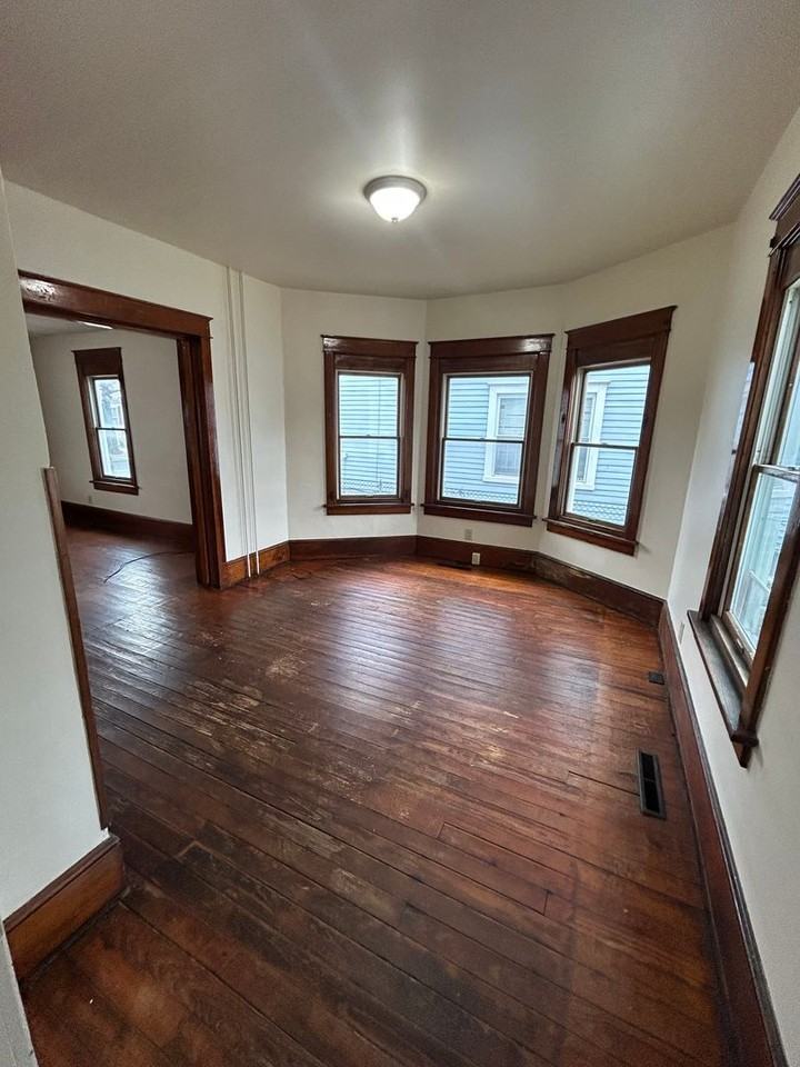 587 N Courtland St - Photo 3 of 10