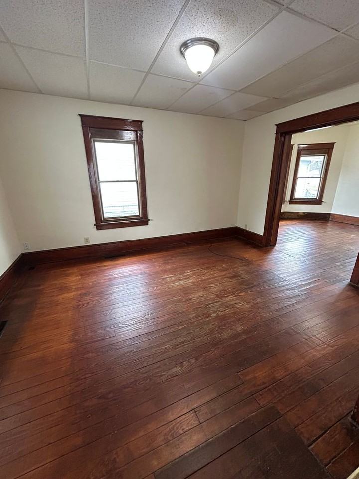 587 N Courtland St - Photo 4 of 10