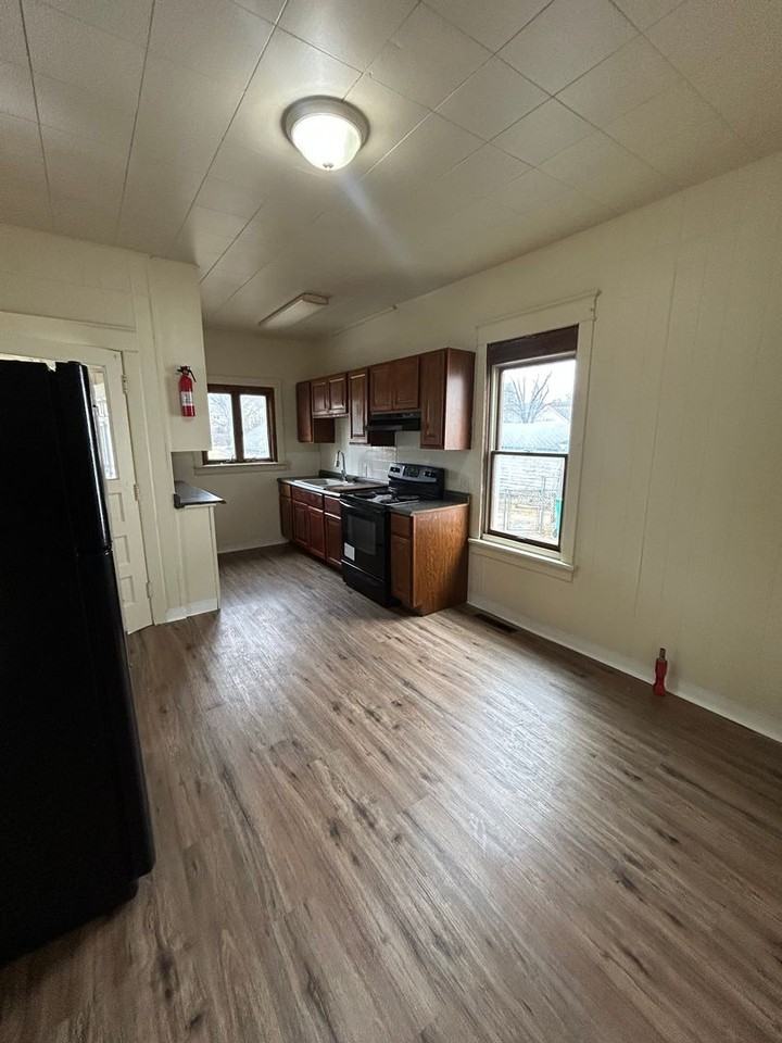 587 N Courtland St - Photo 5 of 10