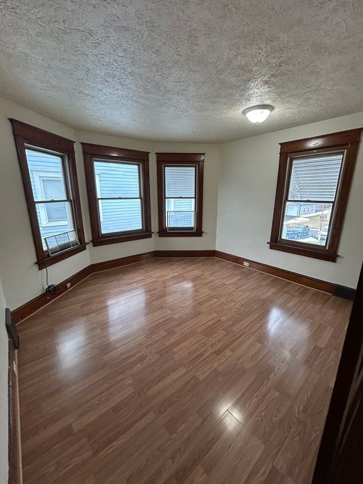 587 N Courtland St - Photo 6 of 10