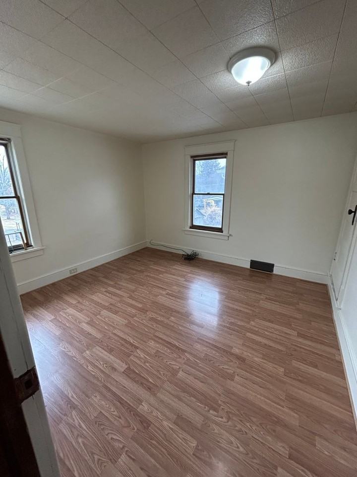 587 N Courtland St - Photo 7 of 10