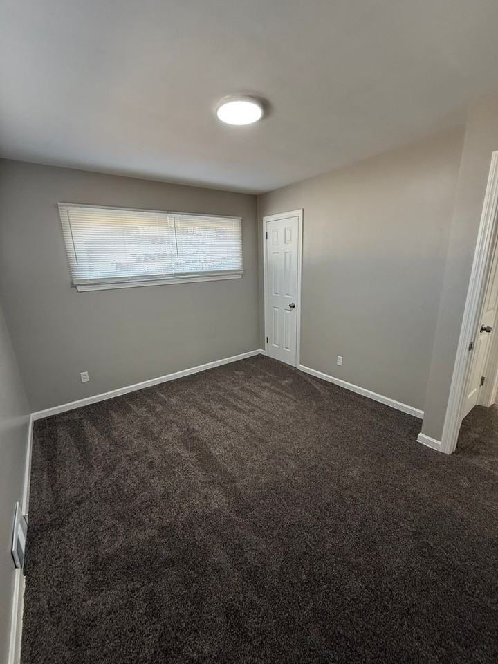 3232 Meredyth Ln - Photo 7 of 17