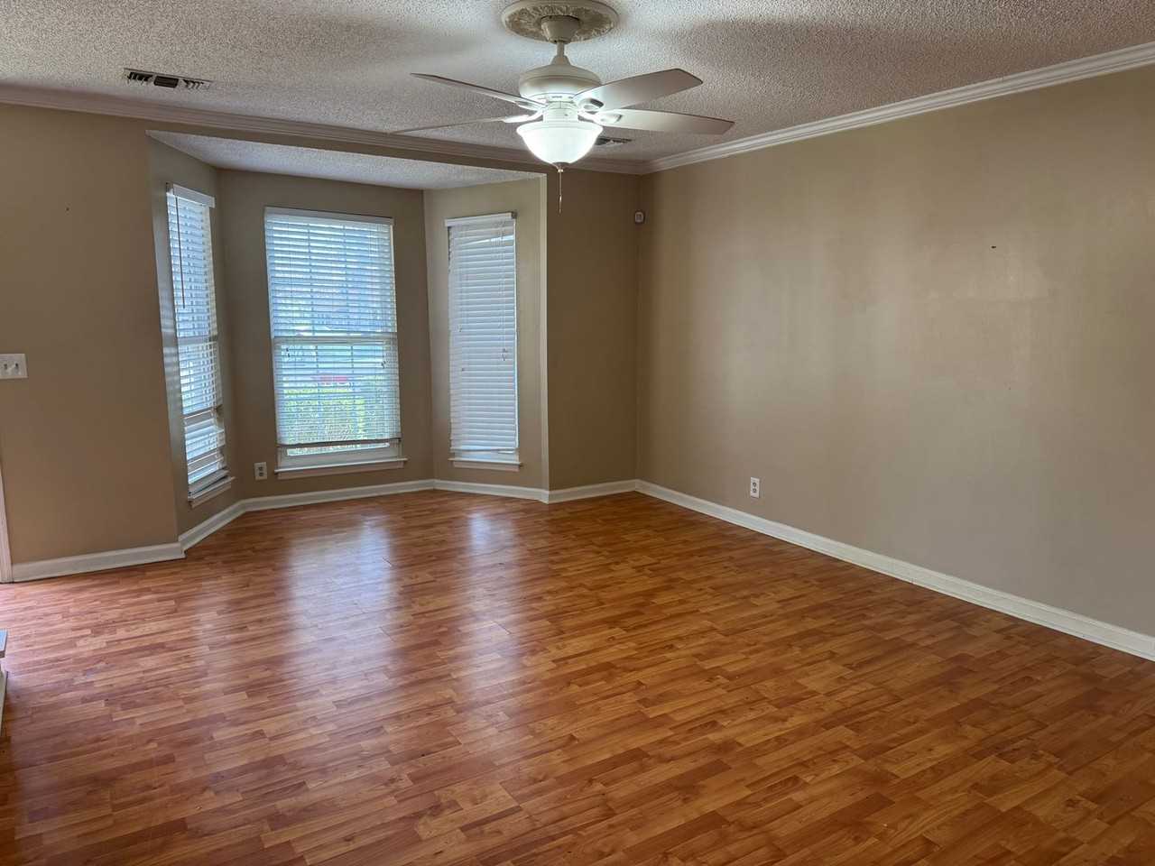 137 Mcmurray Cir - Photo 2 of 12