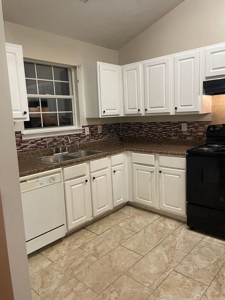 8140 Sterling Lakes Ct - Photo 2 of 12