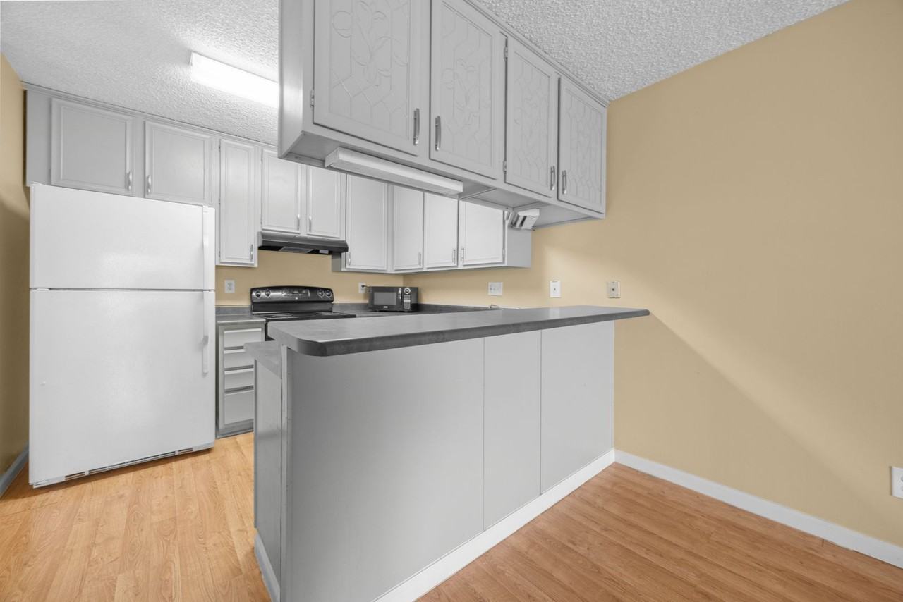 3460 S Poplar St - Photo 7 of 22