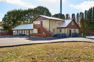 featured image of 2220 Ne Lafayette Ave