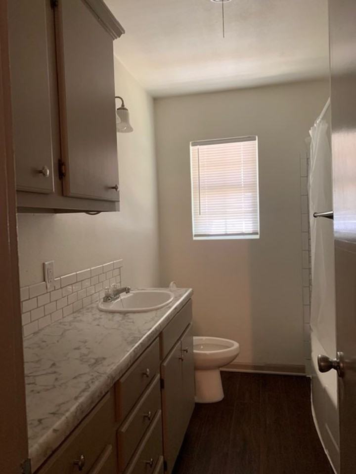 1400 Glendale St - Photo 2 of 6