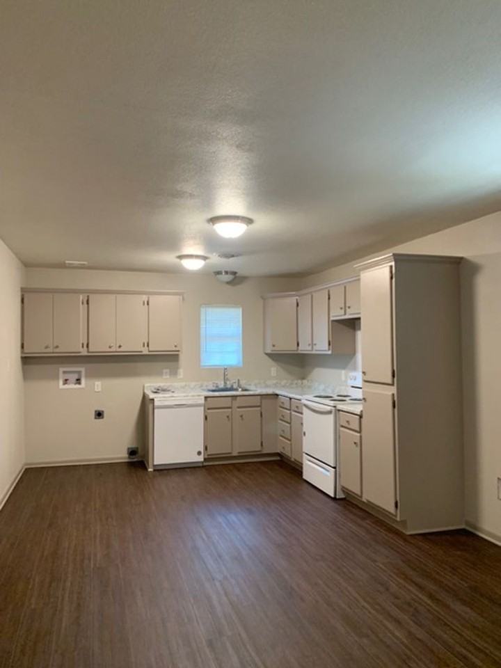 1400 Glendale St - Photo 3 of 6