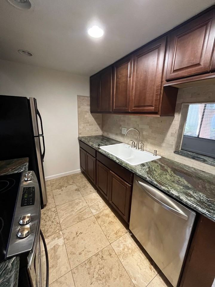 2300 Sycamore Ln #2 - Photo 4 of 15