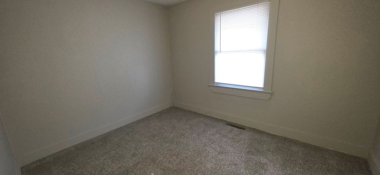 2338 N Weller Ave - Photo 3 of 11