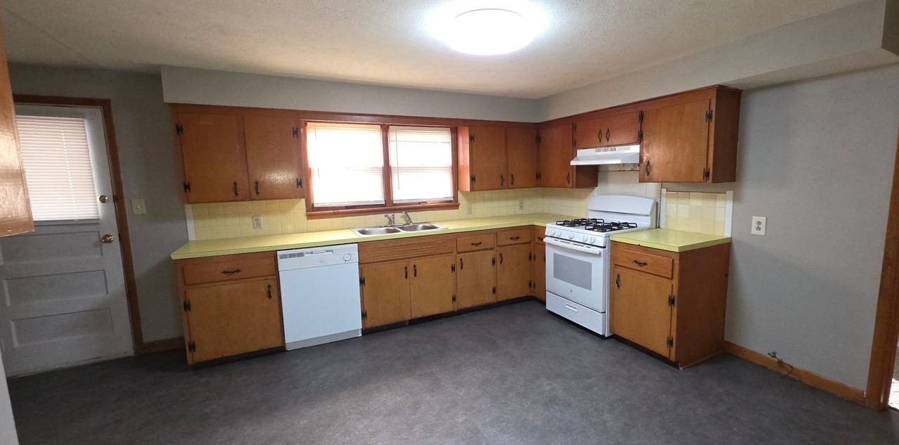 2338 N Weller Ave - Photo 6 of 11